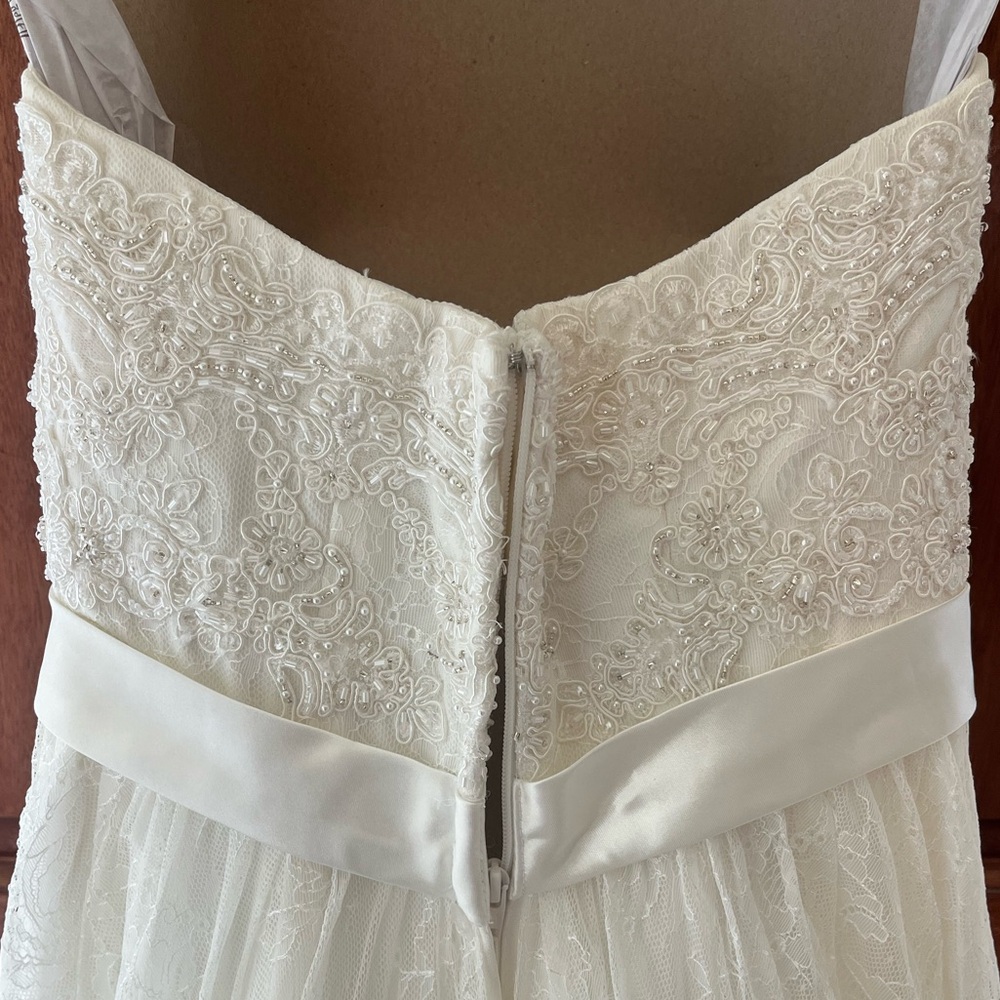 Oleg Cassini Collection Wedding Dress. Ivory in color. Size 6 - Picture 4 of 13